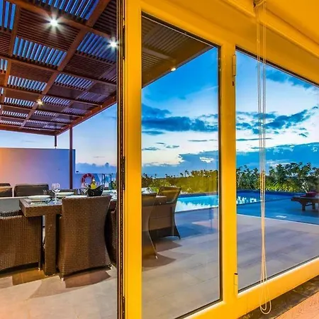 Villa Playa Blanca Sleeps 6 Pool Air Con Wifi *